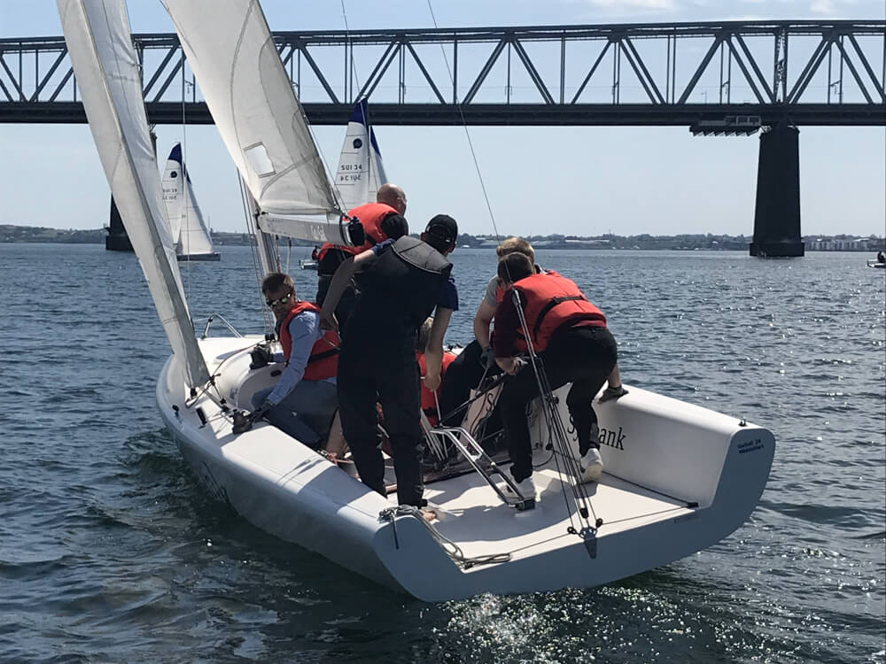 Samarbejde_båd bagfra_sommer_gl bro-2